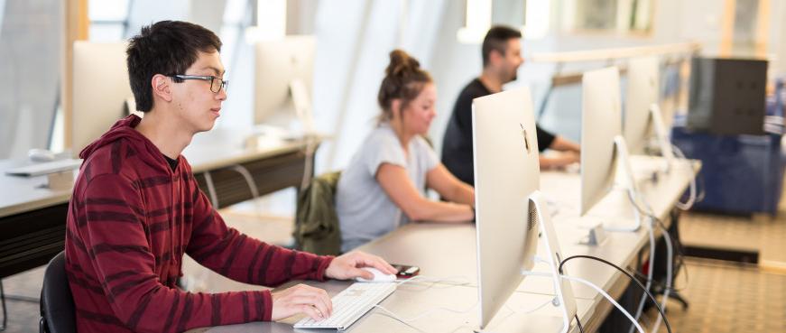 Students in the Mac Lab in Hedberg Library.